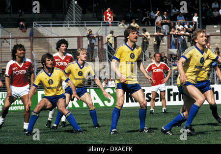 Football, Bundesliga, 1983/1984, le stade Fährkrug Berg, Kickers Offenbach contre l'Eintracht Brunswick 1:2, scène du match, f.l.t.r. Walter Krause (Kickers), Matthias Bruns (Eintracht), Uwe Bein (Kickers), Michael Scheike (Eintracht), Jaroslav Studzizba Banque D'Images