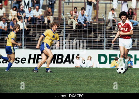 Football, Bundesliga, 1983/1984, le stade Fährkrug Berg, Kickers Offenbach contre l'Eintracht Brunswick 1:2, scène du match, f.l.t.r. Guenter Keute (Eintracht), Peter Lux (Eintracht), Uwe Bein (Kickers) Banque D'Images