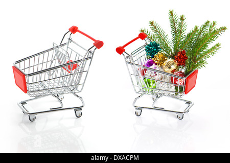 Panier vide et avec décoration d'arbre de Noël sur fond blanc Banque D'Images