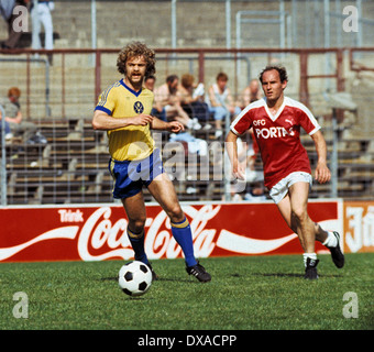 Football, Bundesliga, 1983/1984, le stade Fährkrug Berg, Kickers Offenbach contre l'Eintracht Brunswick 1:2, scène du match, Guenter Keute Eintracht (gauche) et Gerd Paulus (Kickers) Banque D'Images