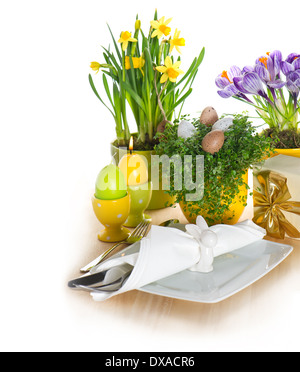 Pâques Fête de table avec des œufs et de fleurs sur fond blanc Banque D'Images