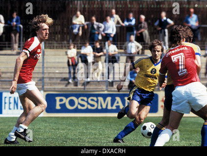 Football, Bundesliga, 1983/1984, le stade Fährkrug Berg, Kickers Offenbach contre l'Eintracht Brunswick 1:2, scène du match, f.l.t.r. Michael Kutzop (Kickers), Lars Ellmerich (Eintracht), Joachim Eichhorn (Kickers) No7 Banque D'Images