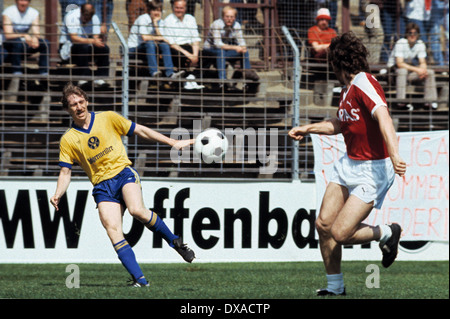 Football, Bundesliga, 1983/1984, le stade Fährkrug Berg, Kickers Offenbach contre l'Eintracht Brunswick 1:2, scène du match, centre par Manfred Tripbacher (Eintracht) Banque D'Images