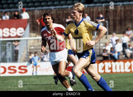 Football, Bundesliga, 1983/1984, le stade Fährkrug Berg, Kickers Offenbach contre l'Eintracht Brunswick 1:2, scène du match, Walter Krause (Kickers) à gauche et Michael Scheike (Eintracht) Banque D'Images