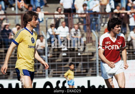 Football, Bundesliga, 1983/1984, le stade Fährkrug Berg, Kickers Offenbach contre l'Eintracht Brunswick 1:2, scène du match, Jaroslav Studzizba (gauche) et l'Eintracht Uwe Bein (Kickers) Banque D'Images