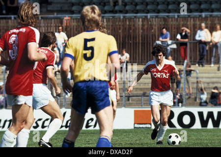 Football, Bundesliga, 1983/1984, le stade Fährkrug Berg, Kickers Offenbach contre l'Eintracht Brunswick 1:2, scène du match, Uwe Bein (Kickers) en possession de la balle Banque D'Images