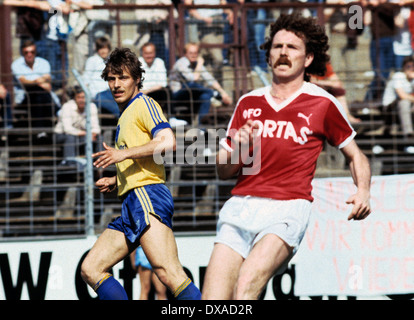 Football, Bundesliga, 1983/1984, le stade Fährkrug Berg, Kickers Offenbach contre l'Eintracht Brunswick 1:2, scène du match, Lars Ellmerich Eintracht (gauche) et Franz Michelberger (Kickers) Banque D'Images