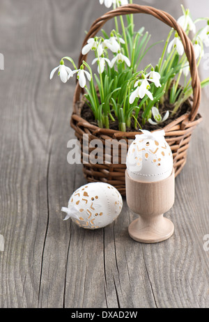 Composition de Pâques avec des oeufs et fleurs de printemps perce-neige. Banque D'Images
