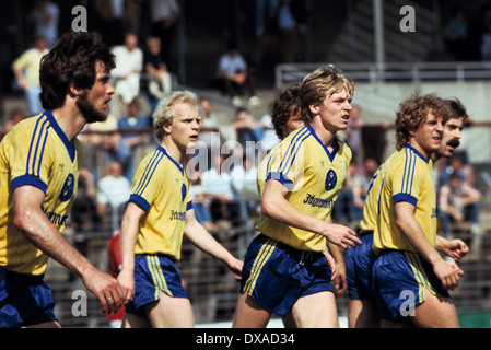 Football, Bundesliga, 1983/1984, le stade Fährkrug Berg, Kickers Offenbach contre l'Eintracht Brunswick 1:2, scène du match, f.l.t.r. Matthias Bruns (Eintracht), Hans-Heinrich Pahl (Eintracht), Michael Scheike (Eintracht), Peter Lux (Eintracht), Peter Ge Banque D'Images