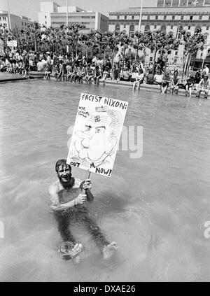 Vous obtenez chaud quand vous protester. En face de l'Hôtel de ville de San Francisco manifestant contre la guerre en 1973 refroidit après la marche. Banque D'Images