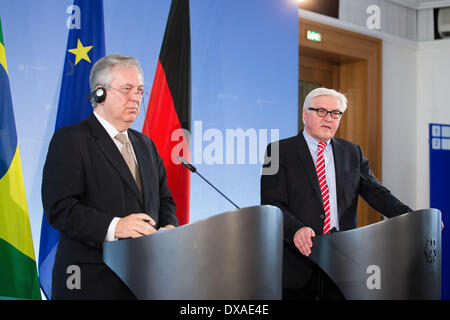 Berlin, Allemagne. Mar 21, 2014. Le ministre allemand des Affaires étrangères Steinmeier rencontre le ministre des Affaires étrangères brésilien, Luiz Alberto Figueiredo, à une réunion à l'Office allemand des affaires étrangères à Berlin. Les deux ministres ont discuté de l'allemand relations brésilien et de l'actualité internationale à leur parler./Photo : Ministre des affaires étrangères brésilien, Luiz Alberto Figueiredo et Frank-Walter STEINMEIER (SPD), Ministre des affaires étrangères allemand, à Berlin, le 21 mars 2014. © Reynaldo Paganelli/NurPhoto ZUMAPRESS.com/Alamy/Live News Banque D'Images