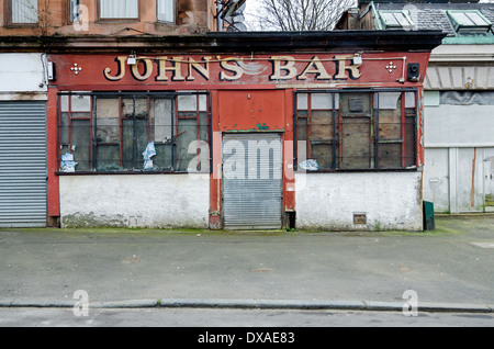 John's Bar, une ancienne maison à Tobago Street public dans le domaine de Calton à Glasgow. Banque D'Images