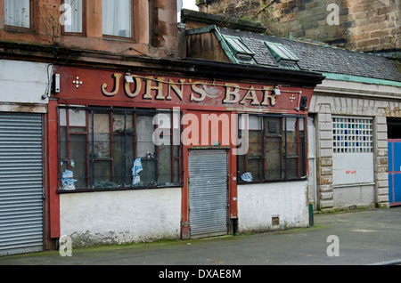 John's Bar, une ancienne maison à Tobago Street public dans le domaine de Calton à Glasgow. Banque D'Images