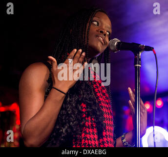 Austin, Texas, États-Unis. Mar 20, 2014. EBONY STEWART d'Austin, au Texas est en concurrence dans un combat au cours de la femme du monde la poésie Slam. WOWPS est un annuel, quatre jours de festival de poésie qui dispose d'ateliers, ouverts à thème cmi et un concours qui couronne un champion national de la poésie féminine parmi les 72 concurrents qui se sont qualifiés dans les collectivités locales et régionales chelem. © Brian Cahn/ZUMAPRESS.com/Alamy Live News Banque D'Images