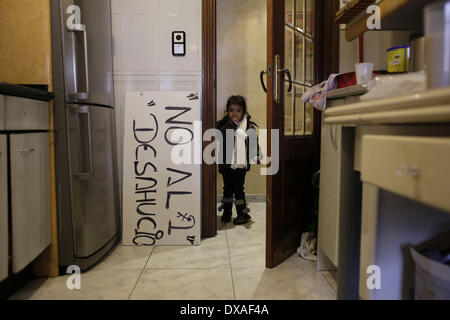 Madrid, Espagne. Mar 21, 2014. Dayana Chasi Saavedra, 3 ans, gestes près d'un cas d'une plaque de la lecture de ''No'' d'expulsion puisque sa famille a attendre que la commission judiciaire et de la police d'arriver pour leur expulsion, à Madrid, Espagne, le vendredi 21 mars 2014. Dayana vit avec sa sœur, ses parents, deux oncles et ses grands-parents. La Chasi Sanguna, famille originaire de l'Équateur, a acheté un euro 259 000 (US$ 357 453) appartement en prenant un prêt hypothécaire auprès de la banque Bankia en 2004, mais ils ont cessé d'effectuer des paiements après Dayana's oncles ont perdu leur emploi dans le secteur de la construction en 2010 et son père l Banque D'Images