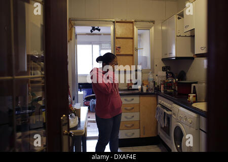 Madrid, Espagne. Mar 21, 2014. 22 ans Liseth Saavedra Carranza de gestes, alors qu'elle attend que la commission judiciaire et de la police d'expulser sa, à Madrid, Espagne, le vendredi 21 mars 2014. Daniela vit avec sa sœur, ses parents, deux oncles et ses grands-parents. La Chasi Sanguna, famille originaire de l'Équateur, a acheté un euro 259 000 (US$ 357 453) appartement en prenant un prêt hypothécaire auprès de la banque Bankia en 2004, mais ils ont cessé d'effectuer des paiements après Daniela's oncles ont perdu leur emploi dans le secteur de la construction en 2010 et son père a perdu son emploi en tant que mécanicien en 2011. Ils ont perdu leur appartement Banque D'Images