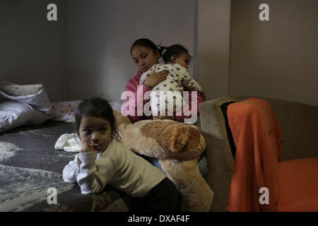 Madrid, Espagne. Mar 21, 2014. 22 ans Liseth Saavedra Carranza détient 11 mois - vieux Daniela Chasi Saavedra, à côté d'eux (à gauche) Dayana Chasi Saavedra de gestes, comme ils attendent que la commission judiciaire et de la police d'arriver pour leur expulsion, à Madrid, Espagne, le vendredi 21 mars 2014. Daniela vit avec sa sœur, ses parents, deux oncles et ses grands-parents. La Chasi Sanguna, famille originaire de l'Équateur, a acheté un euro 259 000 (US$ 357 453) appartement en prenant un prêt hypothécaire auprès de la banque Bankia en 2004, mais ils ont cessé d'effectuer des paiements après Daniela's oncles ont perdu leur emploi dans la con Banque D'Images