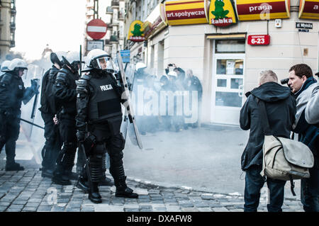 Poznan, Pologne. Mar 20, 2014. Deuxième vente aux enchères de la maison sur la rue Paderewski 1 à Poznan, occupé par squat Rozbrat (Fédération anarchiste) bâtiment a été vendue aux enchères pour 8,5 millions de dollars. Au cours de la vente aux enchères qui se manifeste environ 400 personnes. Sur la police garde photo Credit : manifestants scrutin Lukas Juszczak/Alamy Live News Banque D'Images