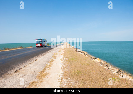 Tour bus traversant le pont-jetée de Cayo Coco Banque D'Images