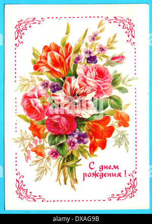 Urss - circa 1987 : carte postale imprimée dans l'URSS montre un bouquet de fleurs, circa 1987. Texte en russe : Joyeux anniversaire ! Banque D'Images