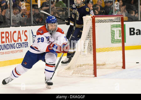 Boston, Massachusetts, USA. Mar 21, 2014. 21 mars, 2014 - Boston, Massachusetts, États-Unis - UMASS Lowell's Derek Arnold (29) réagit à son but durant le tournoi NCAA Est Hockey match entre UMass et Notre Dame tenue au TD Garden de Boston au Massachusetts. Eric Canha/CSM/Alamy Live News Banque D'Images