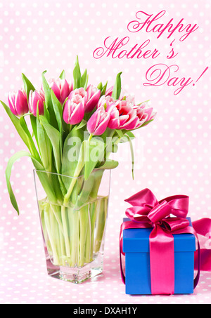 Heureuse fête des mères ! Tulipe rose et boîte-cadeau avec ruban Banque D'Images