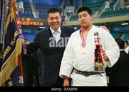 Nippon Budokan, Tokyo, Japon. Mar 21, 2014. (L à R) Naoya Ogawa, Yusei Ogawa (Desktop), le 21 mars 2014 - Judo : le 36ème All Japan judo hommes Tournoi secondaire Cerenony la victoire au Nippon Budokan, Tokyo, Japon. © YUTAKA/AFLO SPORT/Alamy Live News Banque D'Images