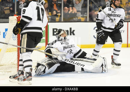 Boston, Massachusetts, USA. Mar 21, 2014. 21 mars, 2014 - Boston, Massachusetts, États-Unis - Providence College's Jon Gillies (32) réagit à avoir un but marqué contre lui pendant le tournoi de hockey East de la NCAA match entre Providence College et l'Université du New Hampshire au TD Garden de Boston au Massachusetts. Eric Canha/CSM/Alamy Live News Banque D'Images