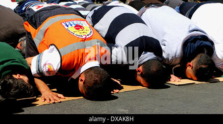 Jérusalem, Israël - Mars 21, 2014 : Les Musulmans palestiniens prient dans la rue près de la Porte de Damas, l'une des portes principales menant à la vieille ville de Jérusalem. Pendant les prières du vendredi, certains Palestiniens ne sont pas autorisés à entrer dans la vieille ville et de prier dans la mosquée Al Aqsa, afin qu'ils prient à l'extérieur sur la ville au lieu de la rue. (Photo de Anna Ferensowicz / Pacific Press) Banque D'Images