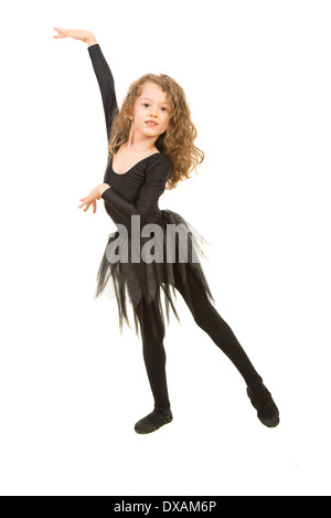 Belle fille danse en costume noir isolé sur fond blanc Banque D'Images