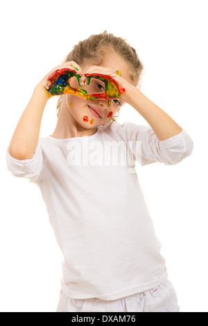 Fille aux mains en forme de coeur peint en avant des yeux isolé sur fond blanc Banque D'Images