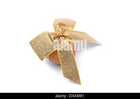 Close-up of brown easter egg liées par un ruban d'or sur fond blanc isolé Banque D'Images