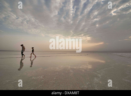 Jouant dans le lac Assal l'eau salée dans la dépression de Danakil (Ethiopie) Banque D'Images