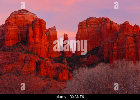 Lumière du soir chaud dégage une couleur profonde de Cathedral Rock à Sedona, Arizona Banque D'Images