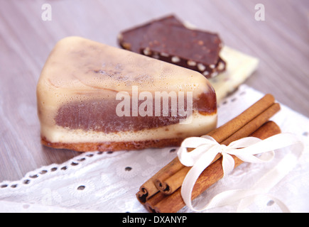 Les savons faits à la main avec du chocolat et cannelle Banque D'Images