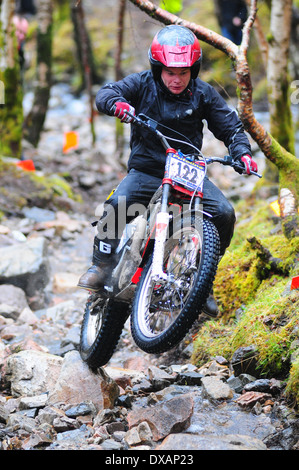 Un homme tirant un wheelie sur une moto de trial pendant une compétition. Banque D'Images