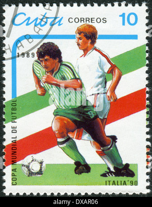 CUBA - circa 1989 : timbre-poste imprimé en Cuba, consacré à la Coupe du Monde de Football Italie 90, montre les joueurs de football, vers 1989 Banque D'Images