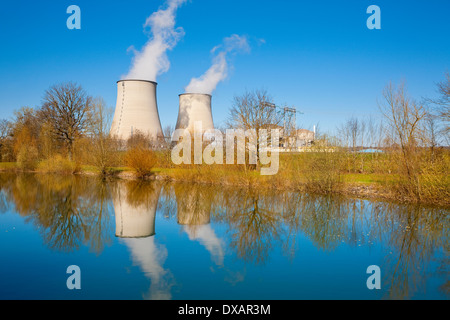 Centrale nucléaire de Belleville, France, au printemps Banque D'Images