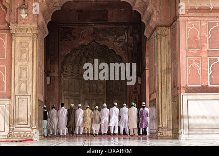 Les fidèles priant à l'intérieur de la mosquée Jama Masjid de Delhi, Inde Banque D'Images
