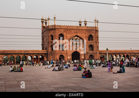 Les fidèles à l'extérieur de la mosquée Jama Masjid de Delhi, Inde Banque D'Images