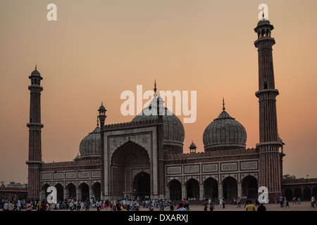 Les fidèles à l'extérieur de la mosquée Jama Masjid au coucher du soleil à Delhi, Inde Banque D'Images