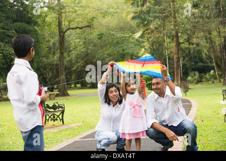 Famille indienne jouant dans le parc de plein air kite Banque D'Images