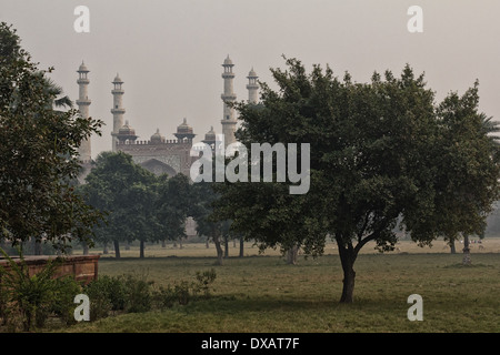 Vue de la porte sud et les jardins du tombeau d'Akbar à Sikandra, Agra, Inde Banque D'Images