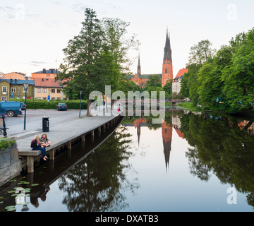 Soir vue sur la rivière Fyris et Uppsala Cathedral ('Uppsala domkyrka'), Uppsala, Suède Banque D'Images