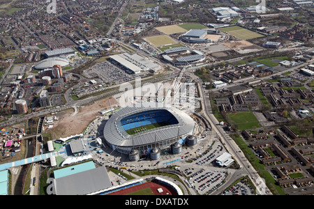 Vue aérienne de l'Etihad Stadium, domicile du Manchester City Football Club et montrant le développement sportif à proximité Banque D'Images