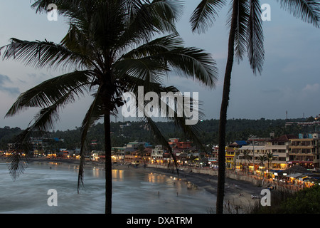 Avis de Lighthouse Beach et de la promenade en soirée à travers les cocotiers à Kovalam, Kerala, Inde Banque D'Images