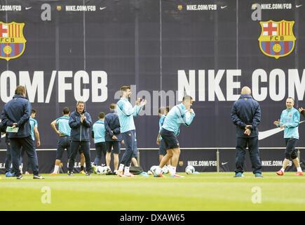 Barcelone, Espagne. Mar 22, 2014. Gerard Pique, Afellay et Iniesta dans la formation du FC Barcelone avant leur match contre le Real Madrid, qui a eu lieu à la ville du sport Joan Gamper. Photo : Joan Valls/Urbanandsport Nurphoto /. © Joan Valls/NurPhoto ZUMAPRESS.com/Alamy/Live News Banque D'Images