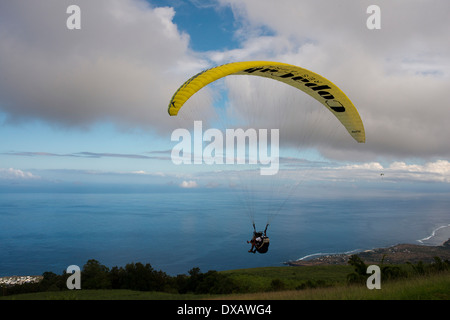 Parapente le long de la plage à St Leu. L'île de la réunion est l'un des plus reconnus dans le monde du parapente. Banque D'Images