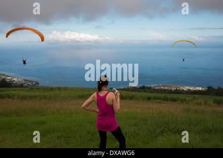 Parapente le long de la plage à St Leu. L'île de la réunion est l'un des plus reconnus dans le monde du parapente. Banque D'Images