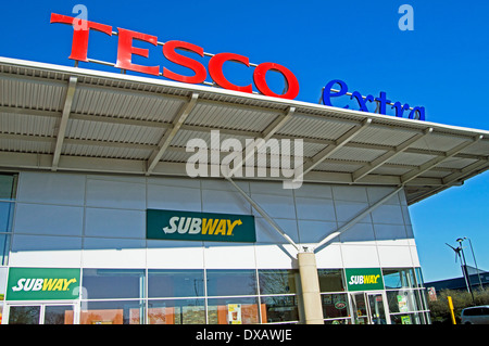 Tesco Extra Wembley, London Borough of Brent, London, Angleterre, Royaume-Uni Banque D'Images